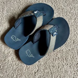 Vineyard Vines boys flip flops navy blue whale print size 1